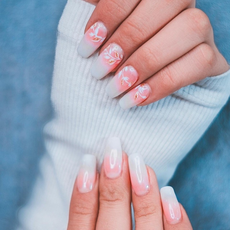 Uñas ombré rosa y blanco con flores y detalles en dorado