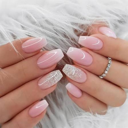Uñas ombré rosa con glitter plateado